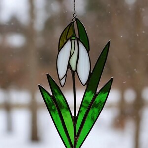 Stained Glass Snowdrop Flower – Handmade Spring Suncatcher, Botanical Window Hanging, Nature Lover Gift